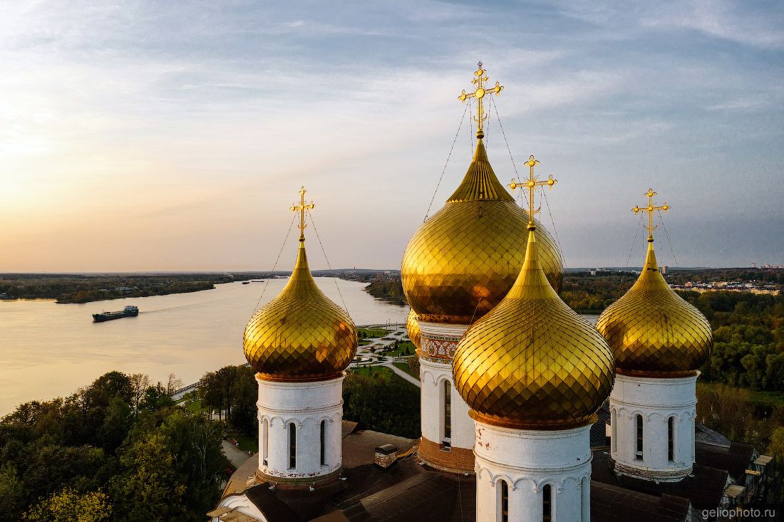 Успенский кафедральный собор в Ярославле с высоты фото