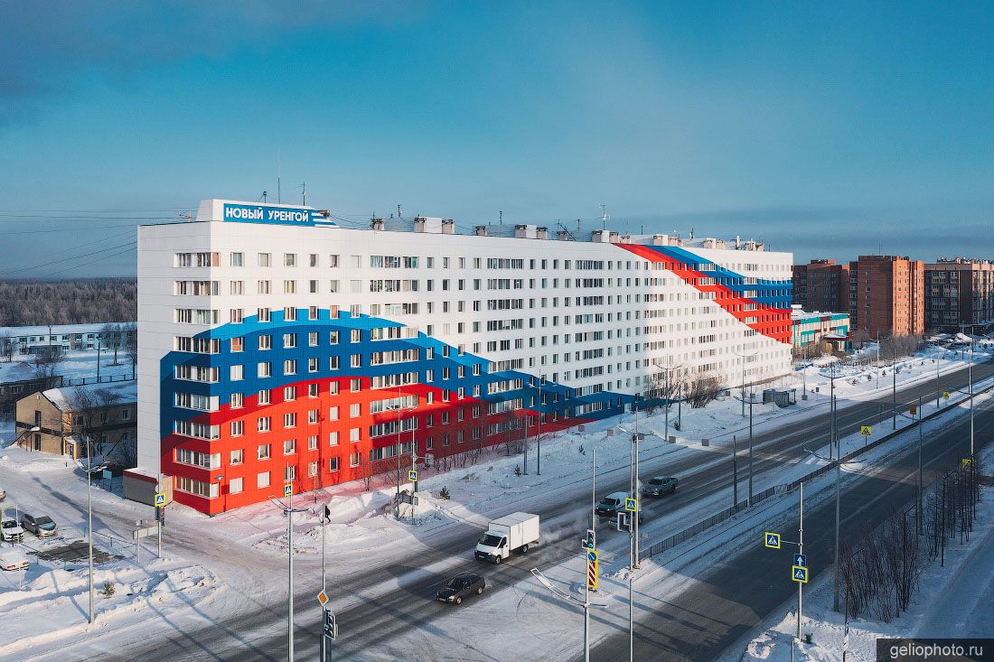 Жилой дом с флагом на Проспекте Губкина в Новом Уренгое фото