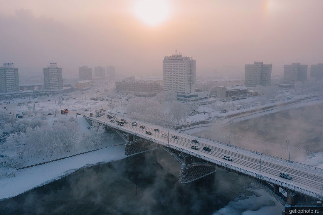 Красноярский Коммунальный мост в зимней дымке фото