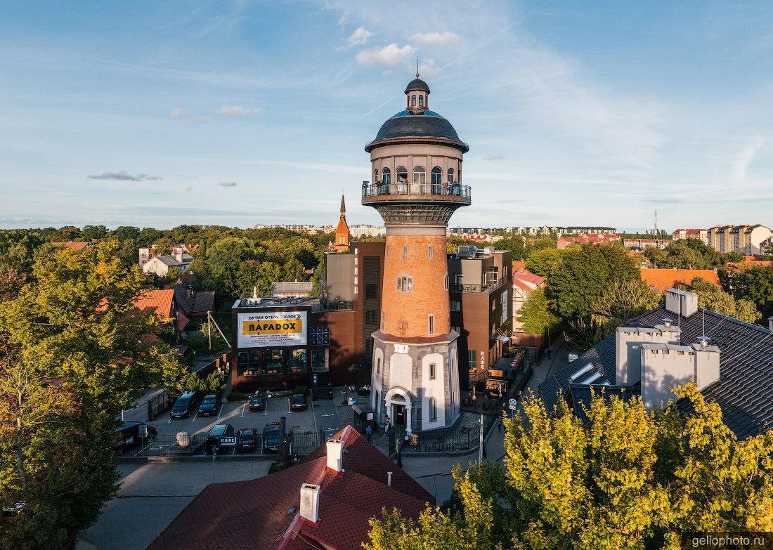 Водонапорная башня в Зеленоградске летом фото