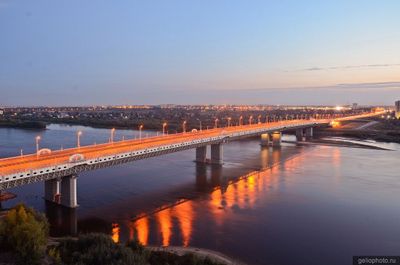 Мост 60-летия Победы в Омске вечером фото