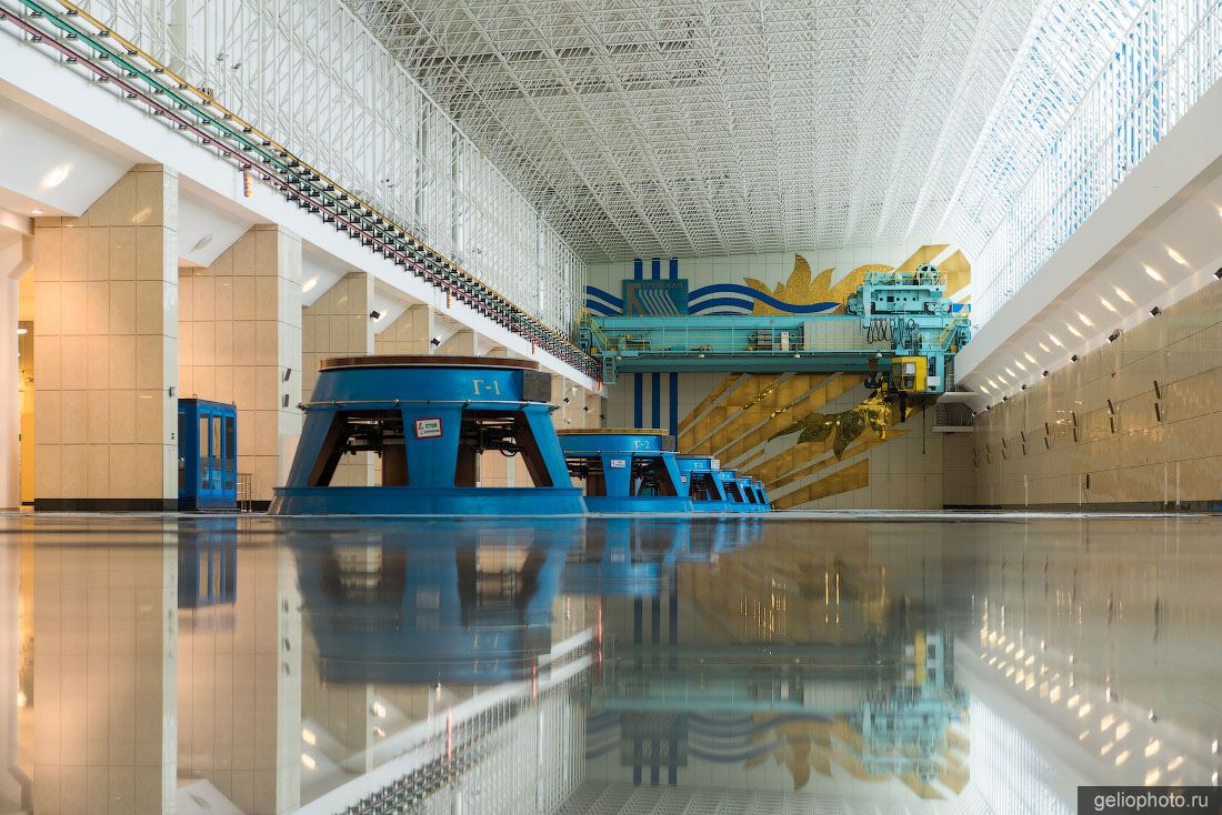 Гидроагрегаты в здании Бурейской ГЭС фото