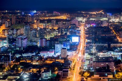 Вечерняя улица Малышева в Екатеринбурге фото