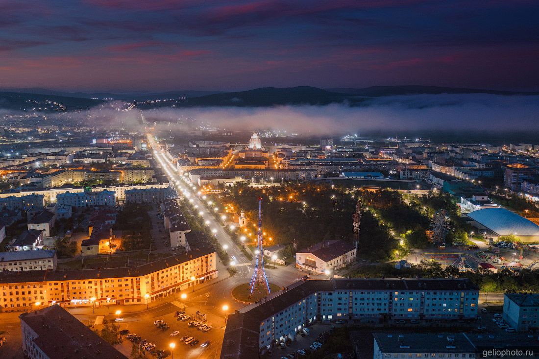 Проспект Ленина в Магадане ночью фото