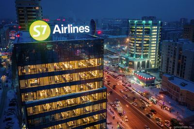 Офис S7 Airlines в Новосибирске вечером фото