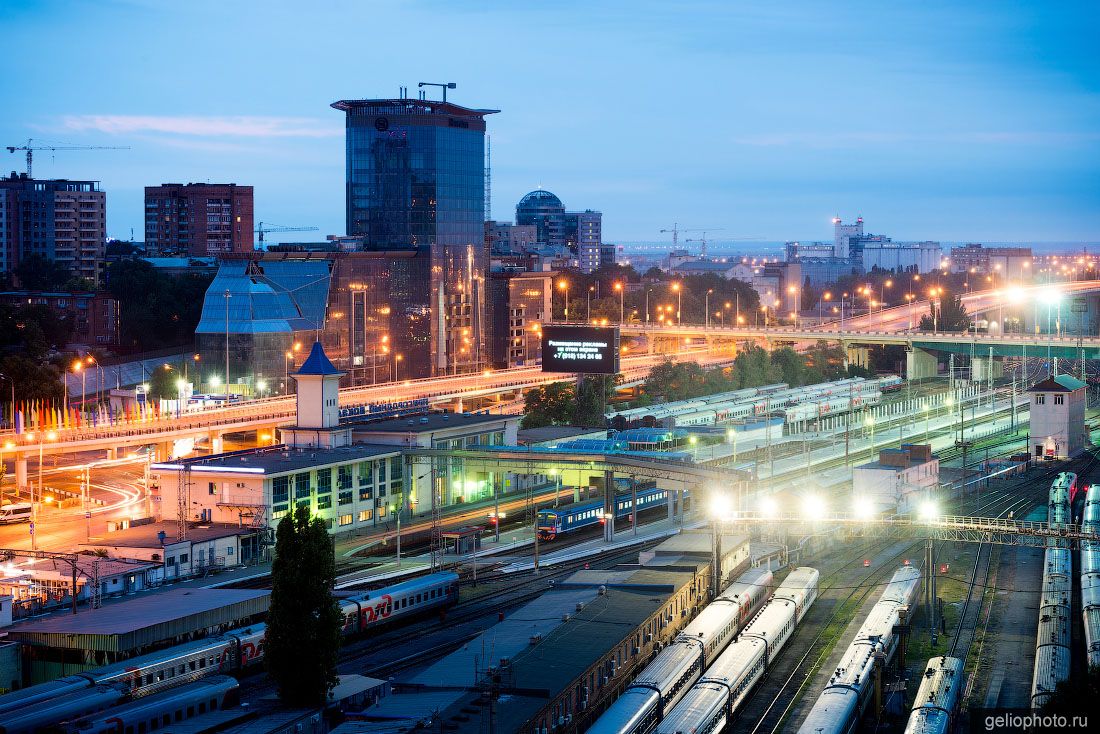 Вокзал Ростов-Главный вечером фото