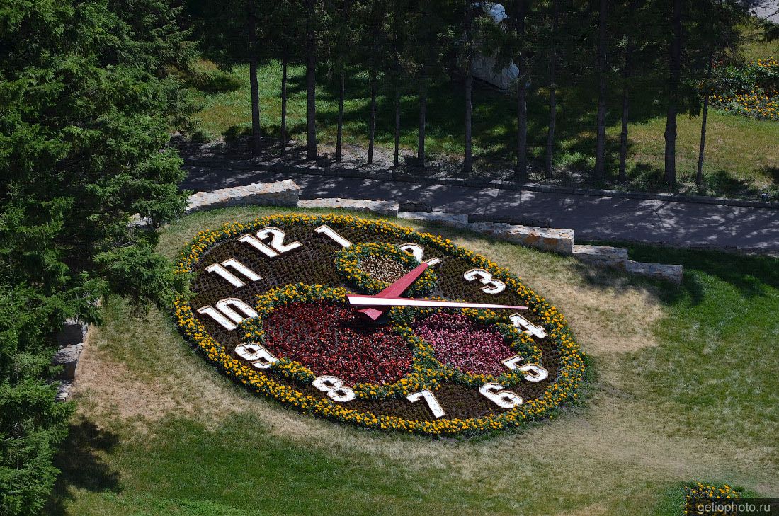 Цветочные часы на Красном проспекте в Новосибирске фото