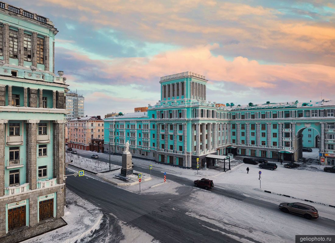 Памятник Ленину на Ленинском проспекте в Норильске фото