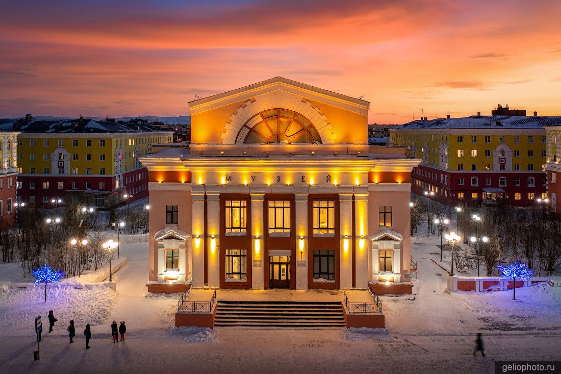 Музей Норильска вечером фото