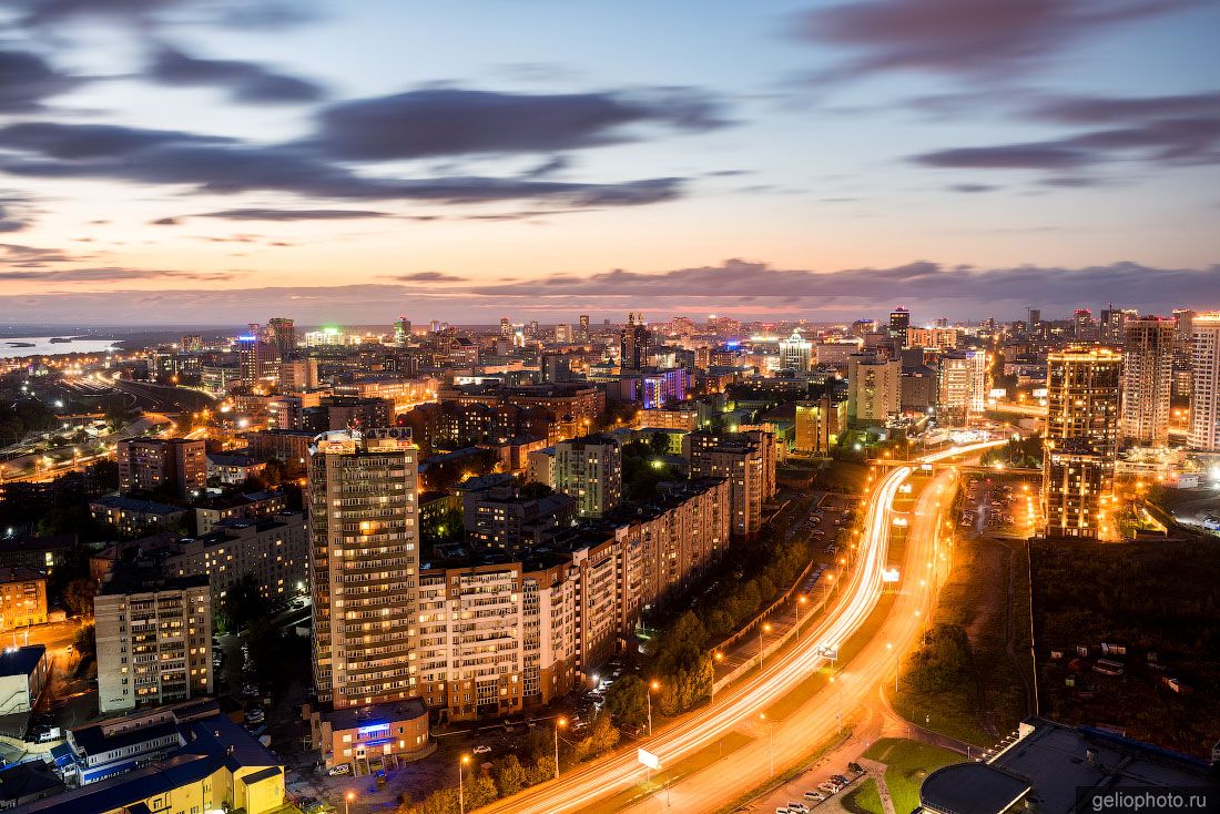 Улица Ипподромская в Новосибирске вечером фото
