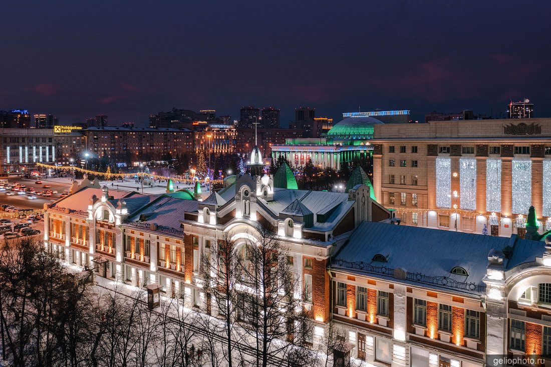 Краеведческий музей в Новосибирске ночью фото