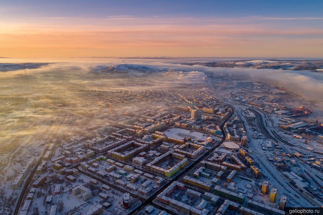 Зимний Мурманск с высоты на закате фото