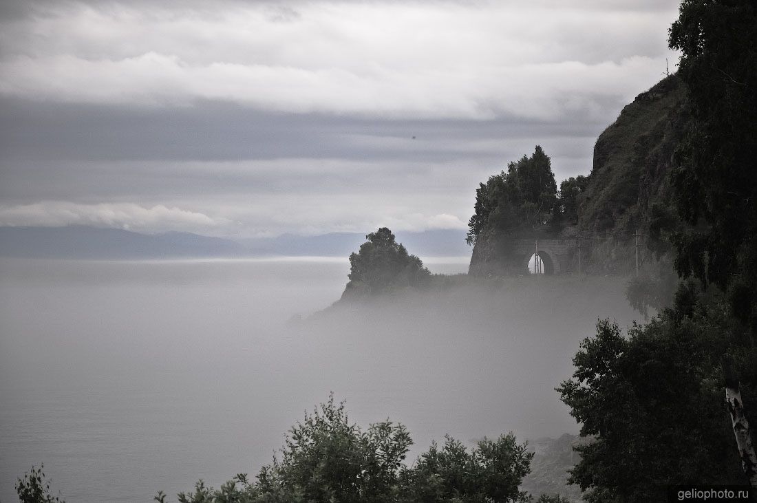 Кругобайкальская железная дорога в тумане фото