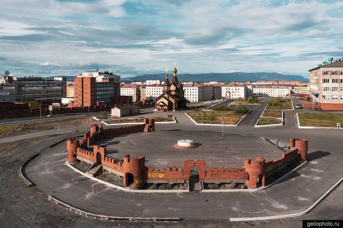 Солнечные часы в Норильске фото