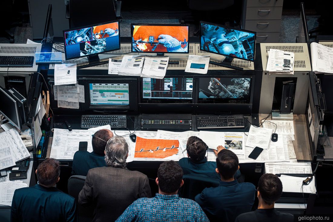 Группа операторов за пультами ЦУП в Королёве фото