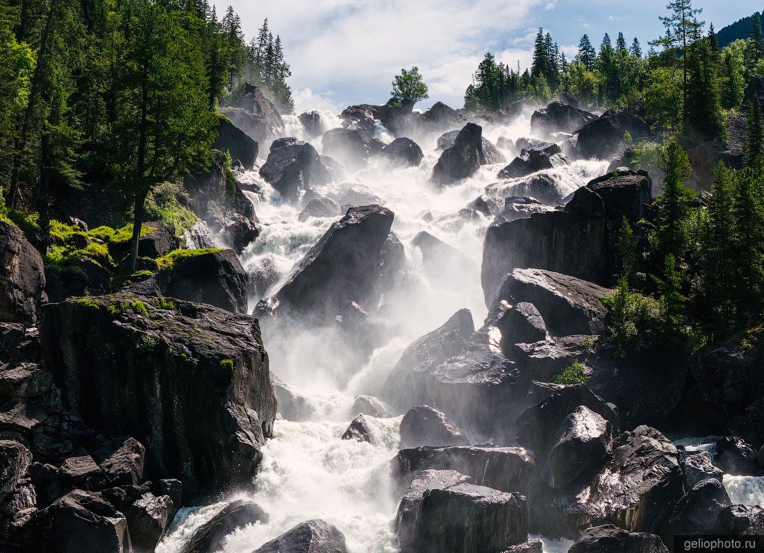 Летящий водопад на Алтае летом фото