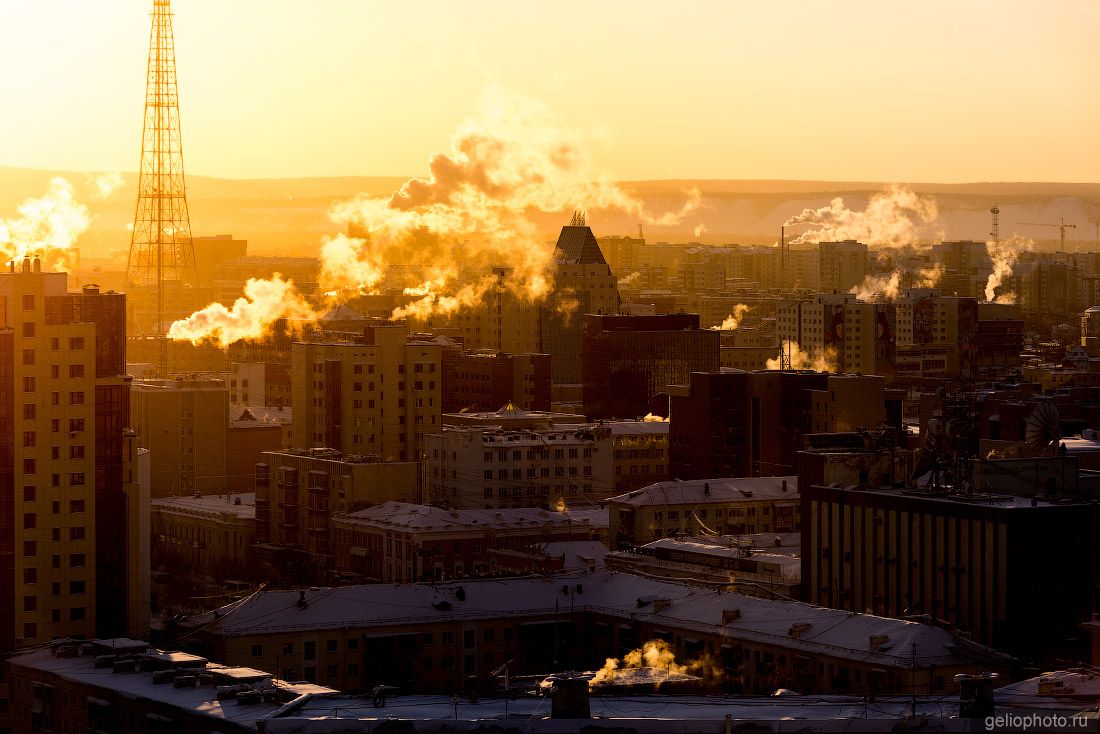 Центр зимнего Якутска на закате фото