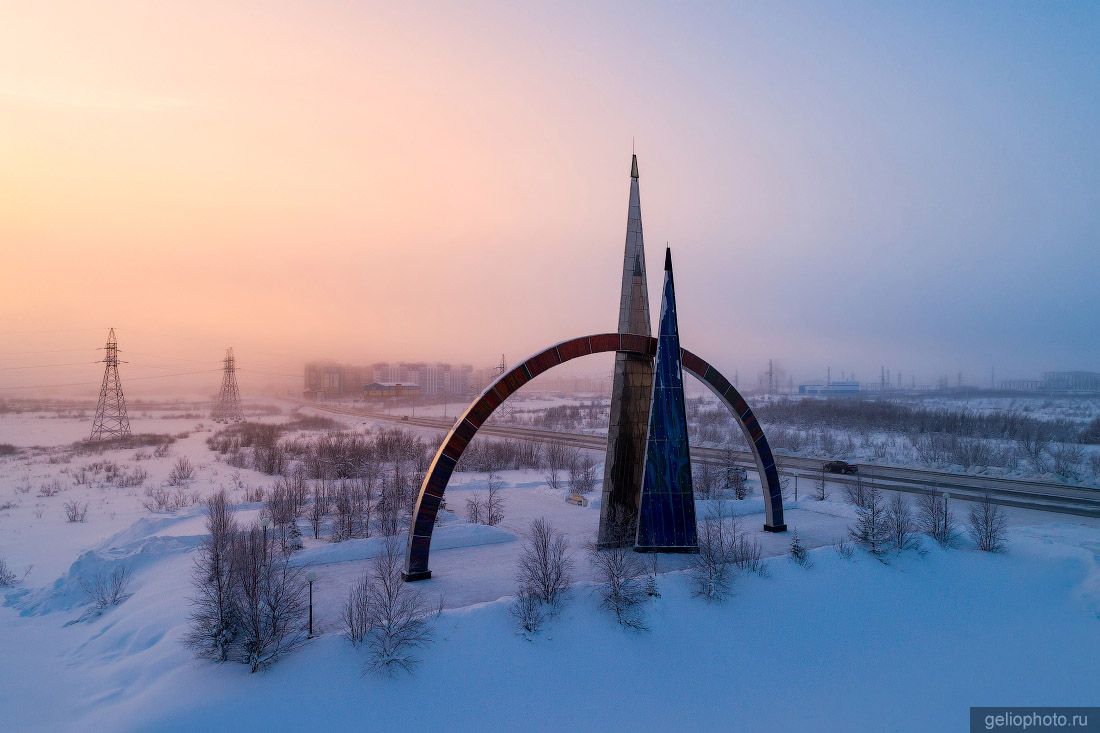Стела 66 параллель в Салехарде фото