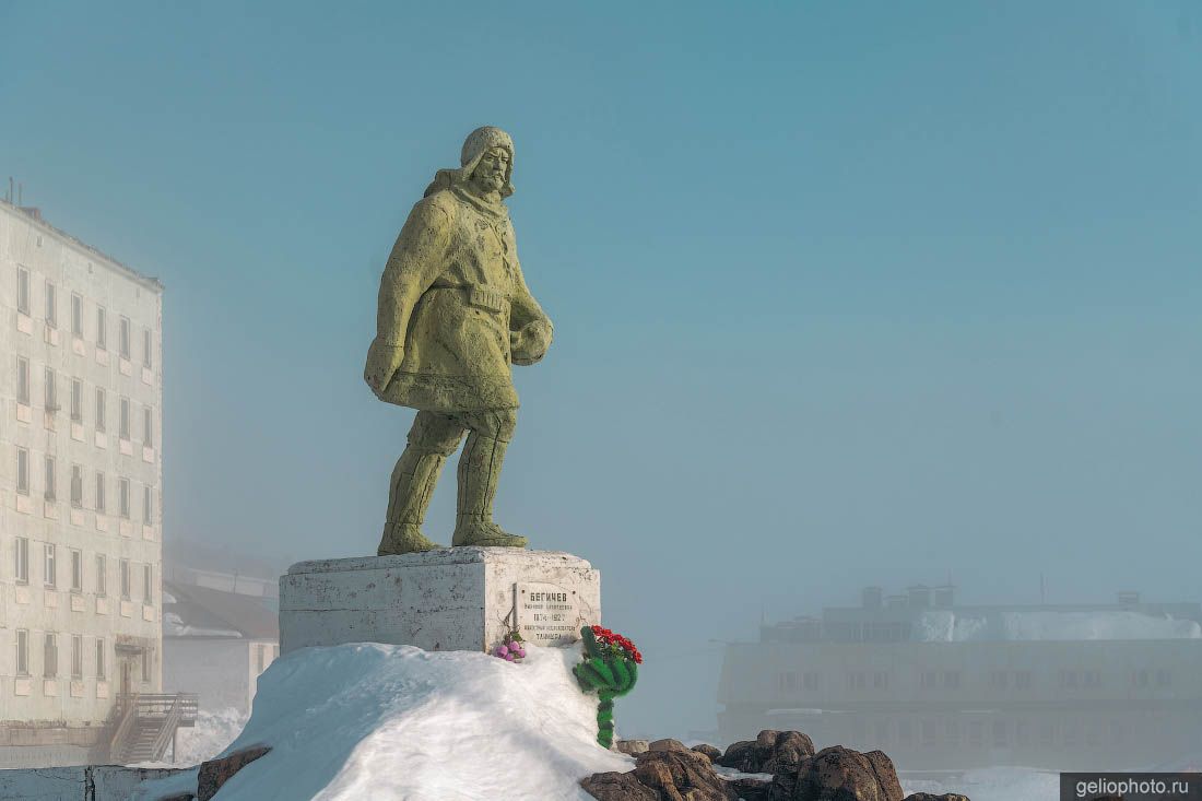 Памятник Бегичеву в Диксоне зимой фото
