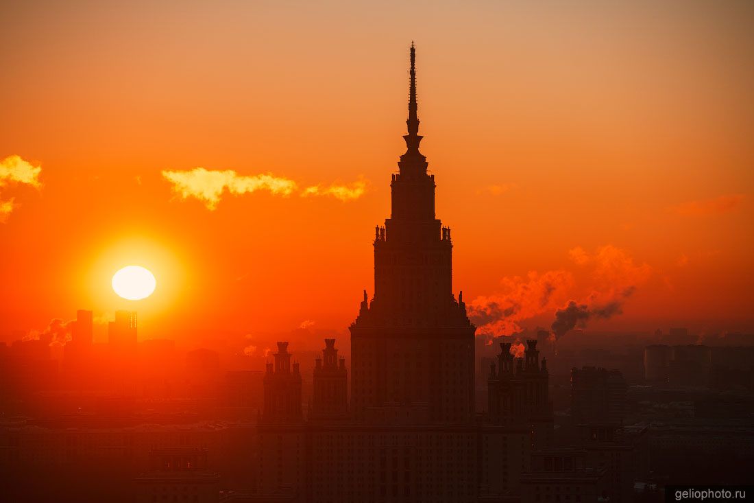 Здание МГУ на закате фото