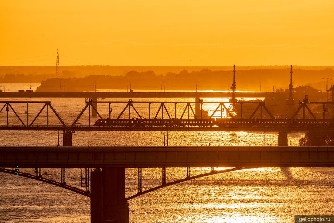 Железнодорожный мост в Новосибирске на закате фото