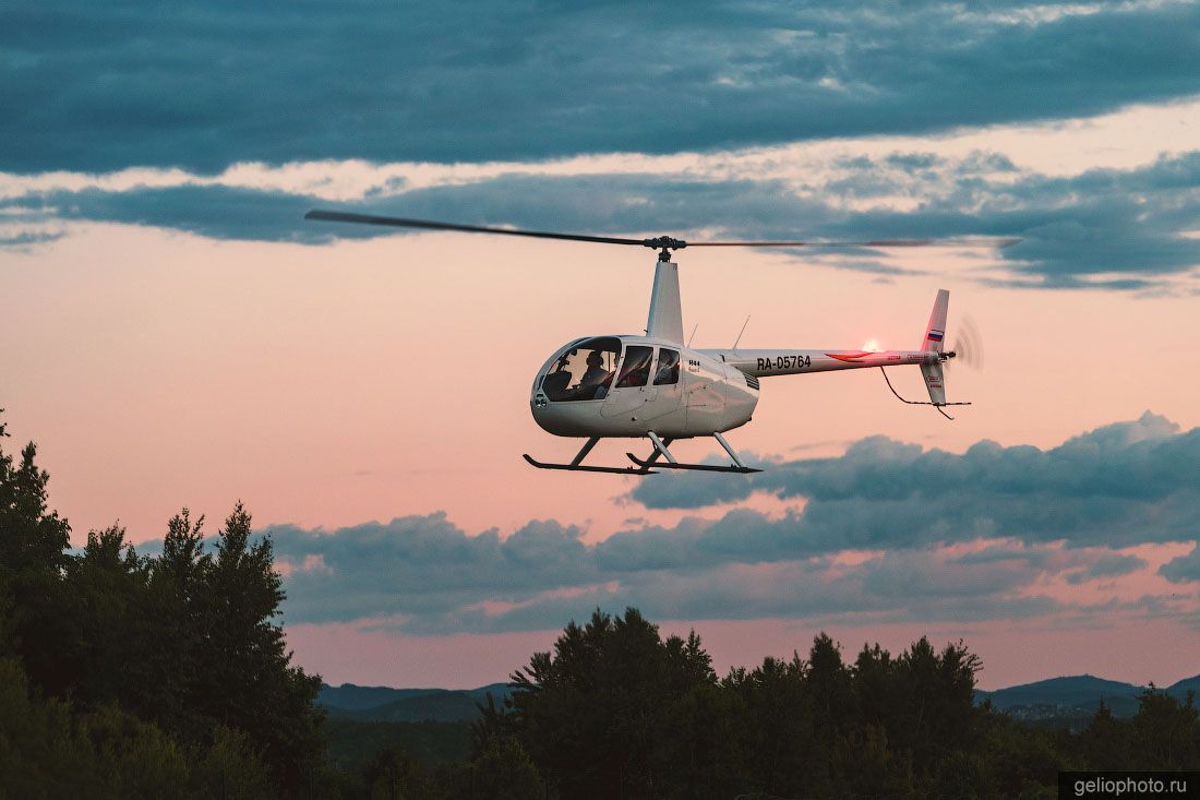 Вертолёт Robinson R44 в воздухе фото