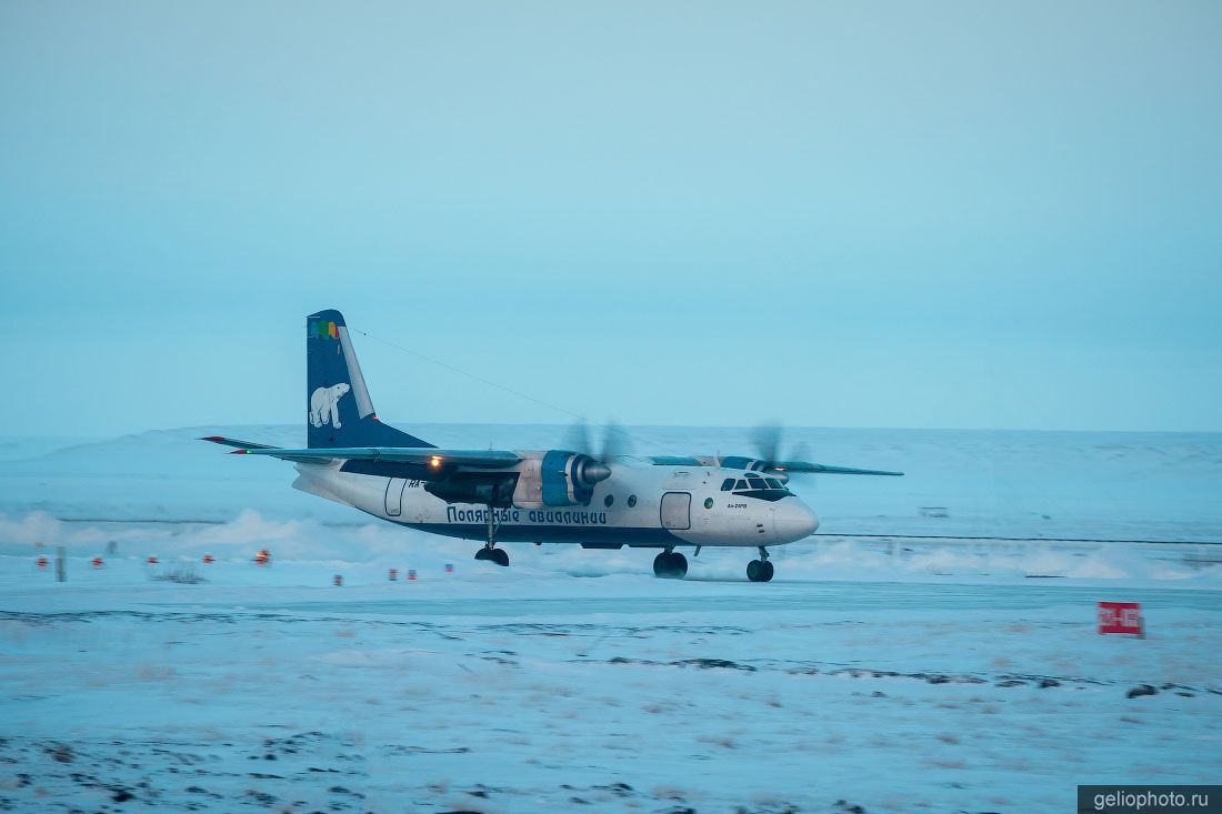 Самолёт Ан-24 в Тикси зимой фото