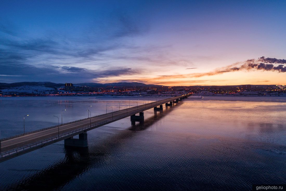 Мост через Кольский залив в вечернем Мурманске фото