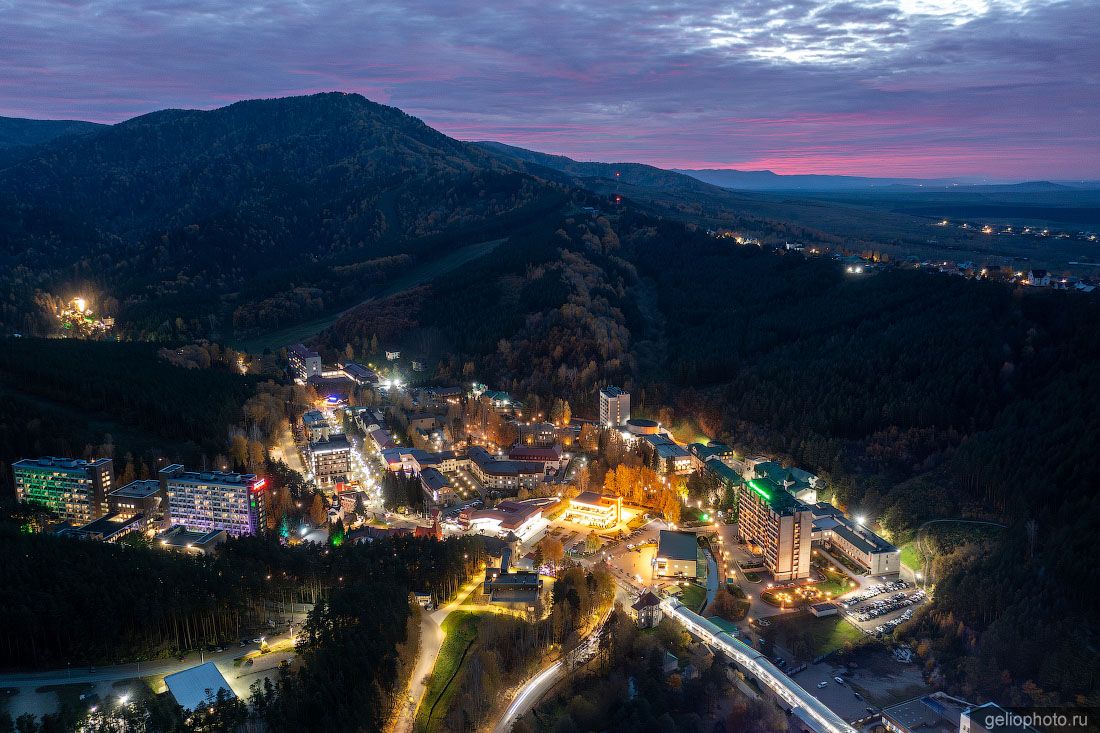 Курорт Белокуриха вечером с высоты фото Gelio Курорт Белокуриха вечером с высоты фото