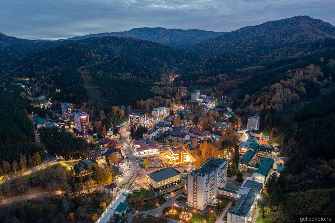 Вечерний курорт Белокуриха в Алтайском крае с высоты фото