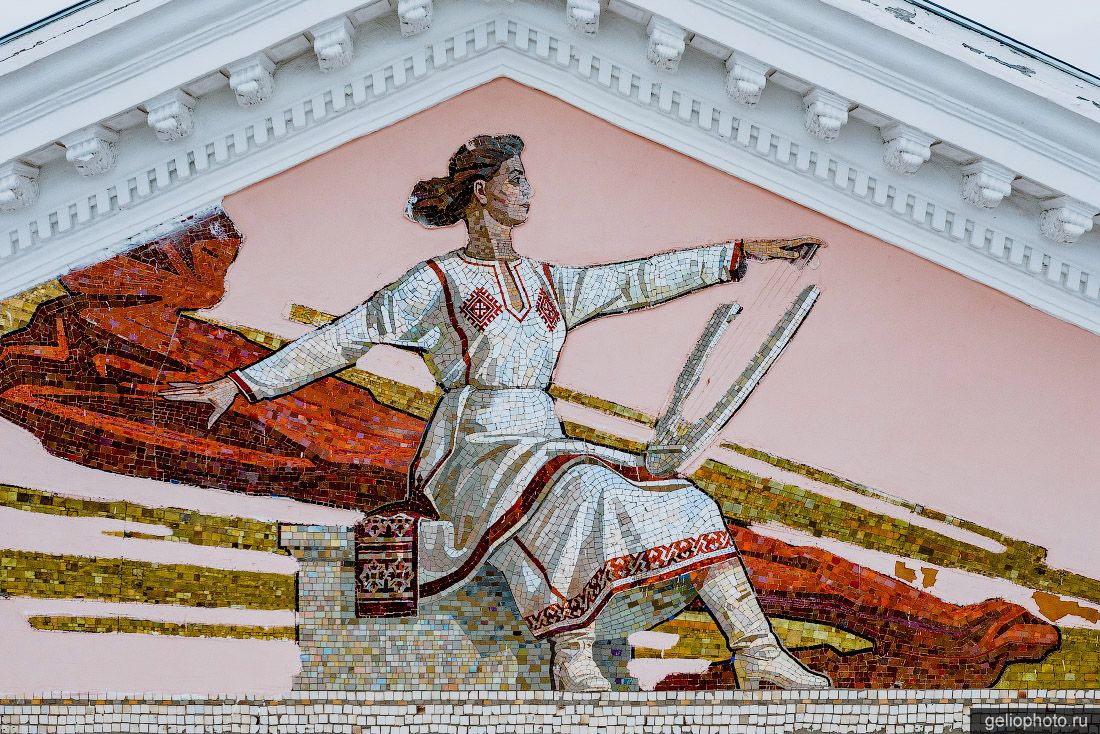 Мозаика на русском драматическом театре в Чебоксарах фото