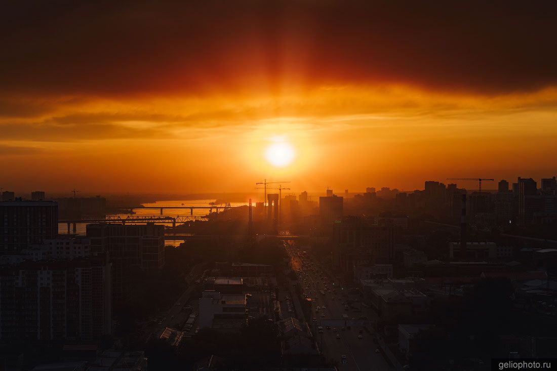 Улица Большевистская в Новосибирске на закате фото