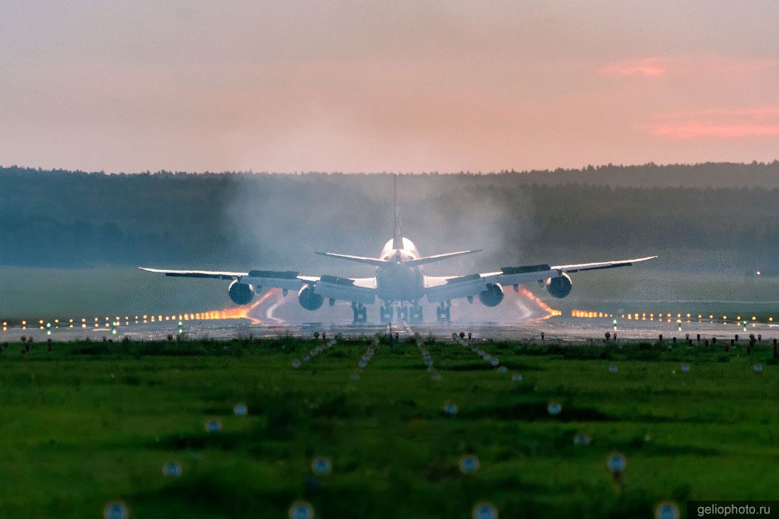 Boeing 747 на посадке в аэропорту Красноярска фото