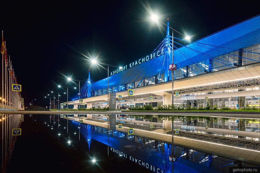 Новый терминал аэропорта Красноярска ночью фото
