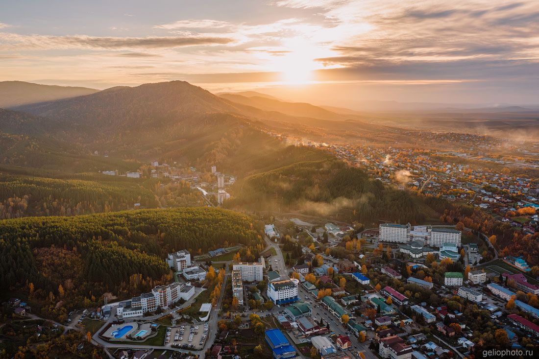 Курорт Белокуриха в Алтайском крае на закате с высоты фото