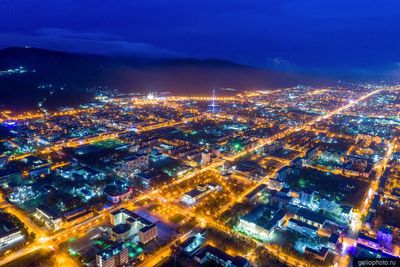 Центр ночного Южно-Сахалинска с высоты фото