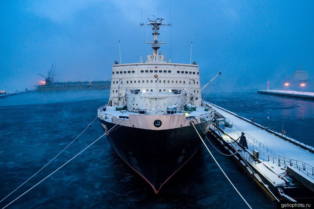 Музей Атомный ледокол Ленин в зимнем Мурманске фото