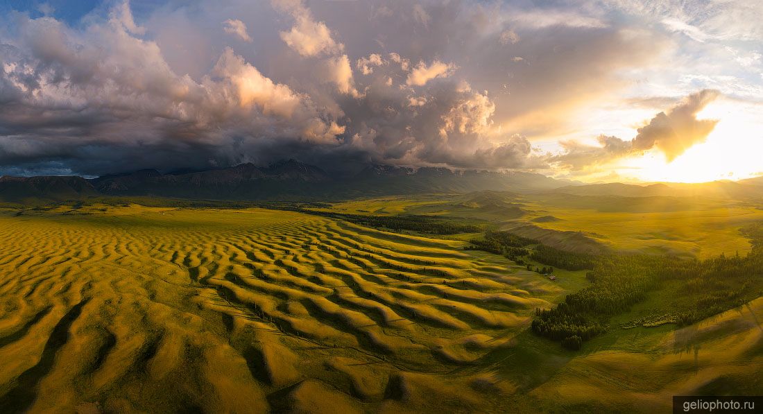 Панорама ряби течения в Горном Алтае с высоты фото