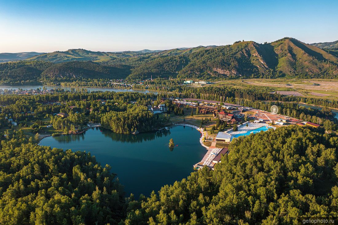 Озеро Ая на Алтае с высоты летом фото