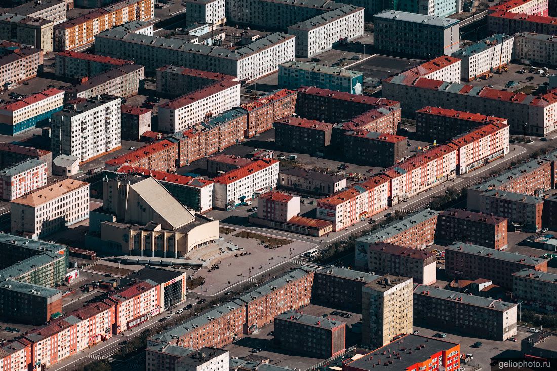 Заполярный драмтеатр Маяковского в Норильске с высоты фото