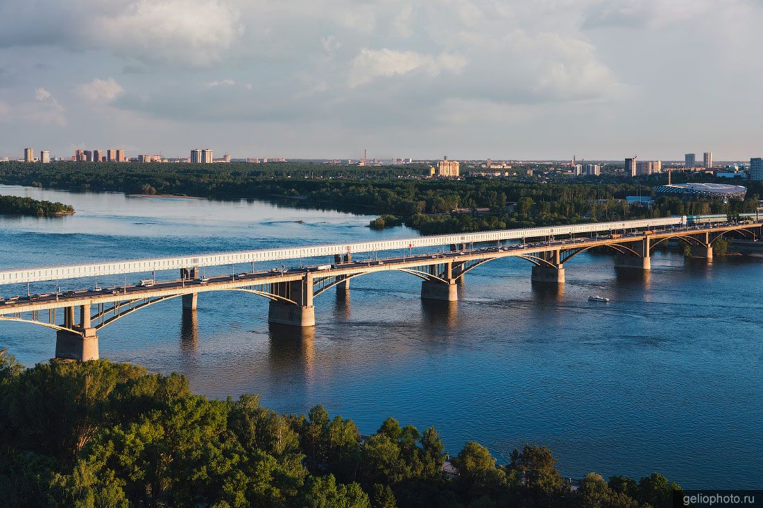 Октябрьский мост и метромост в Новосибирске с высоты фото