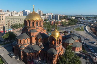 Купола собора Александра Невского в Новосибирске фото