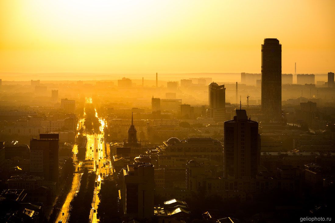 Проспект Ленина в Екатеринбурге на рассвете фото