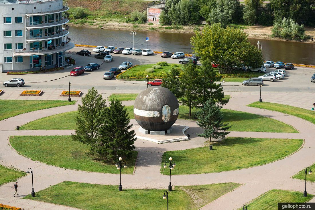 Площадь Бухгольца и памятник Держава в Омске фото