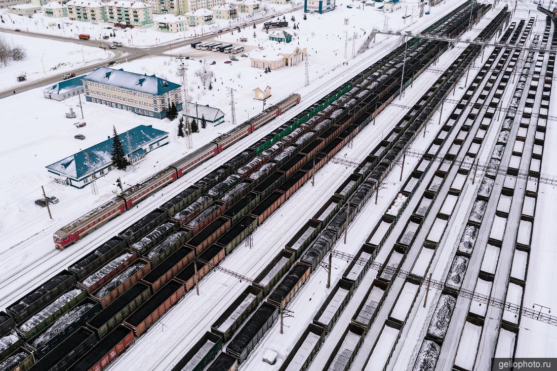 Вагоны на ЖД вокзале Междуреченск с высоты фото