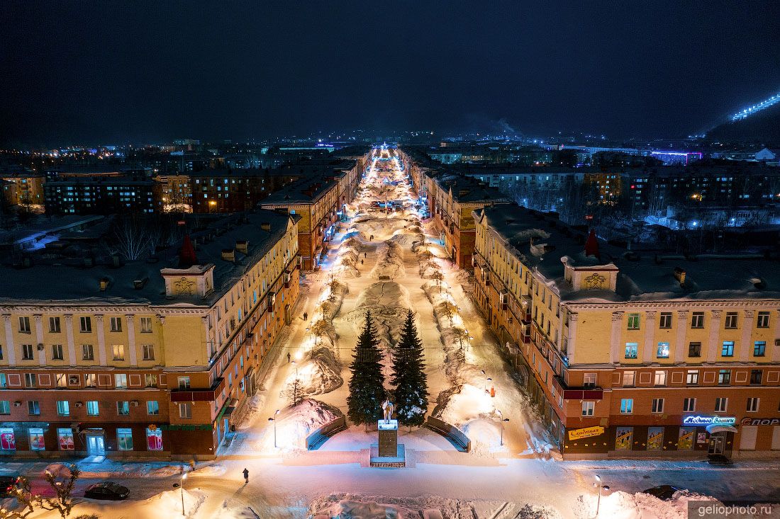 Коммунистический проспект в Междуреченске ночью фото