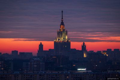 Здание МГУ в Москве на закате фото