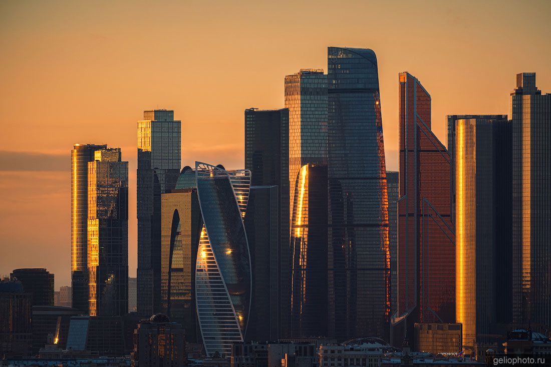 Башни в Москва-Сити на рассвете фото