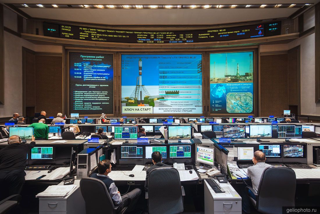 Операционный зал Центра управления полётами в Королёве фото