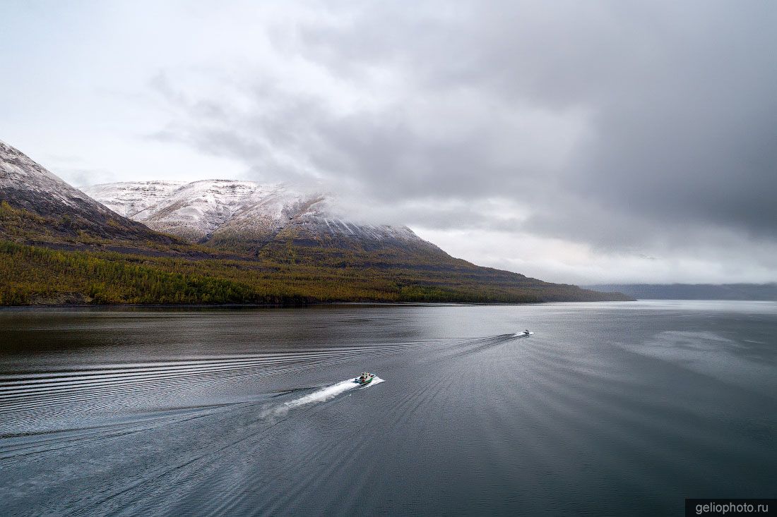 Катера на озере Лама на плато Путорана фото